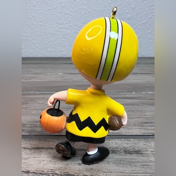 HALLMARK NIB 2009 Get a 1st Down, Charlie Brown! Peanuts Gang Halloween Ornament - Picture 6 of 8